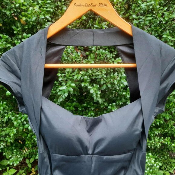 Ruched bodycon short sleeve black midi dress - Picture 4 of 7